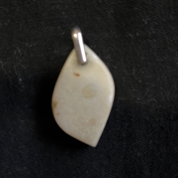 White stone pendant with sterling silver ‘clasp’ - Picture 2 of 6